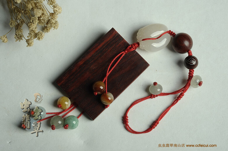 商品编号: 商品名称:一路彩虹紫檀木牌翡翠车挂 上架时间:2011-1-24 15:31:47 半个水晶柠檬是虫虫的老朋友了, 这次拿了紫檀牌来, 还带了很多以前收的小件, 小海豚,小脚丫,勾起的都是5年前的美好回忆。 这个小脚丫本来说做包挂, 但是做包挂磨损是比较厉害的, 舍不得,就和紫檀牌编到一起, 下面选了7色的翡翠圆珠, 赤橙黄绿青蓝紫~ 很喜欢很喜欢,一路彩虹呵! 柠檬,最美的祝福送给你和可爱的阿豆子